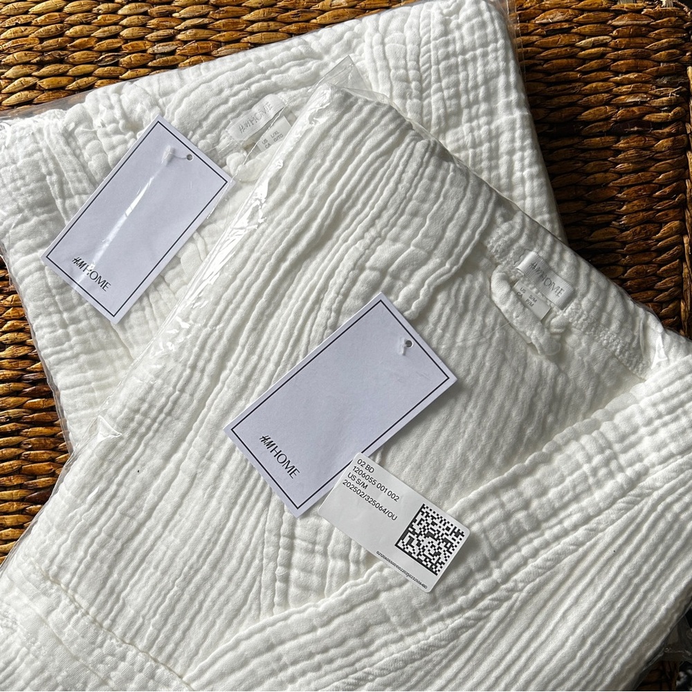 H&M Muslin Bathrobe in White (Unisex Fit) - Picture 9 of 10